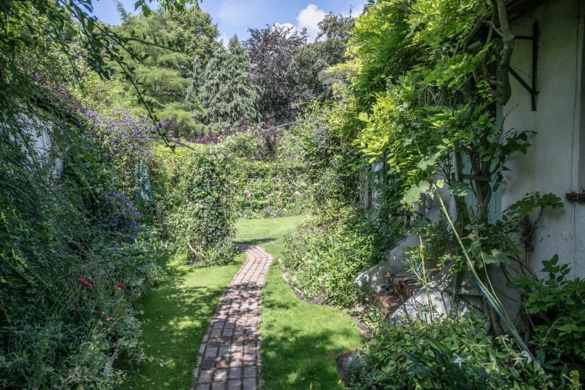 Garden path